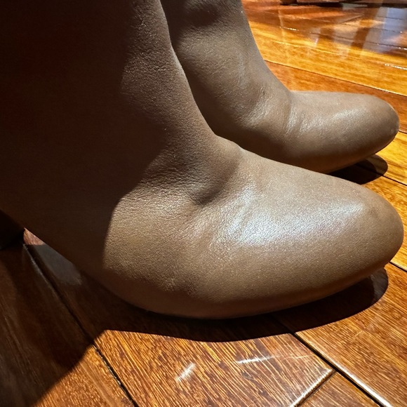 BCBG knee-high boots. Size 8M Taupe, leather (so soft)! Style: BG-ILIA. - Picture 8 of 16